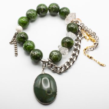 Diopside with an Agate Pendant